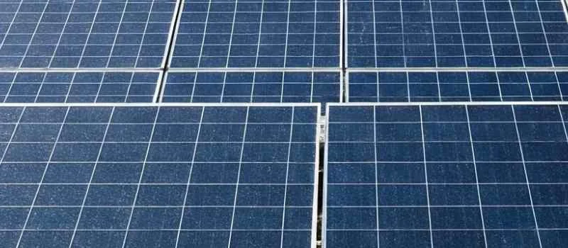 Nahansicht mehrerer Solarmodule im Sonnenlicht