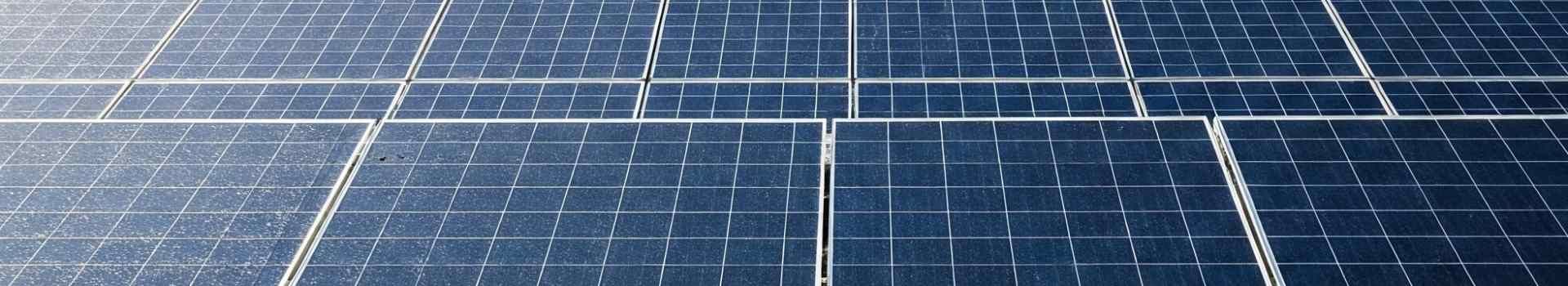 Nahansicht mehrerer Solarmodule im Sonnenlicht