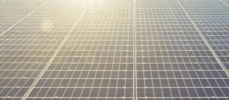 Nahansicht einer großen Fläche aus Photovoltaikmodulen