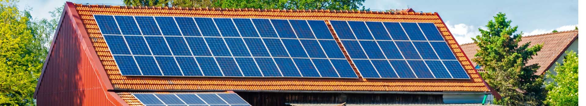 Solarmodule auf dem geneigten Ziegeldach eines Gebäudes