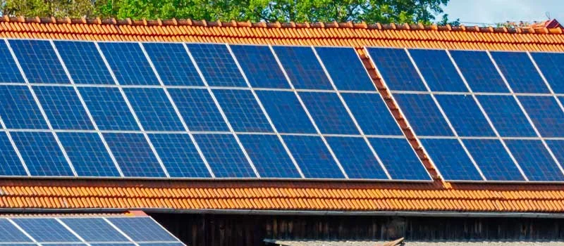 Solarmodule auf dem geneigten Ziegeldach eines Gebäudes