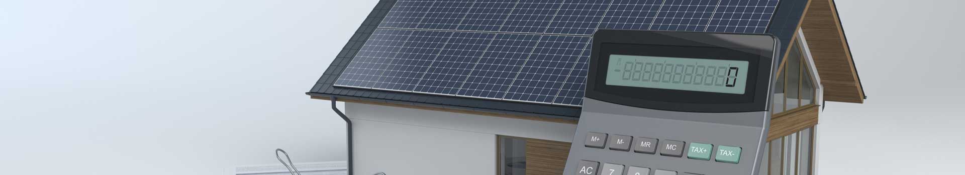 Symbolbild zur Wirtschaftlichkeit: Haus mit Solarmodulen und Taschenrechner