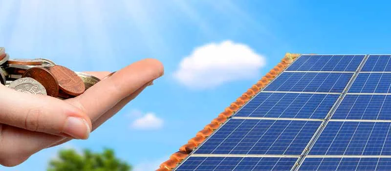 Symbolbild zur Einspeisevergütung: Münzen und Solarmodule