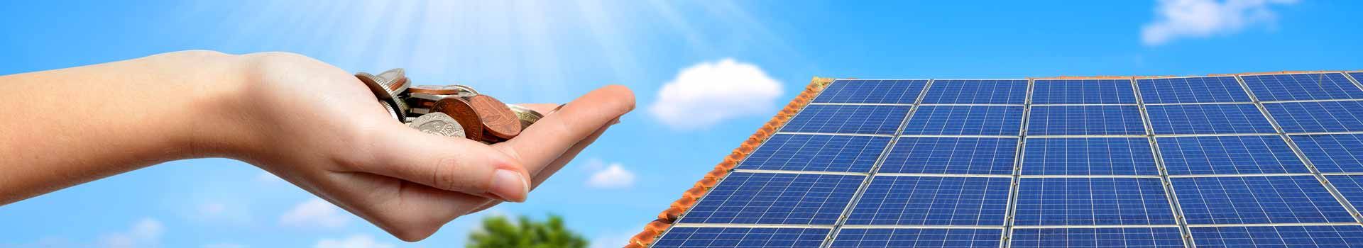 Symbolbild zur Einspeisevergütung: Münzen und Solarmodule