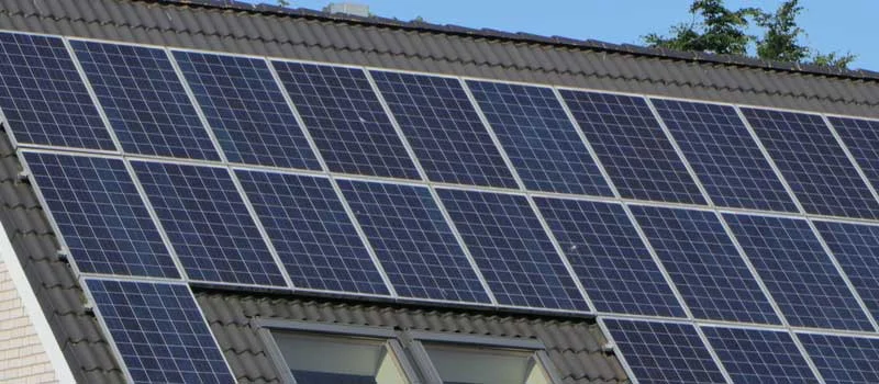 Solarmodule auf einem Hausdach mit Dachfenstern