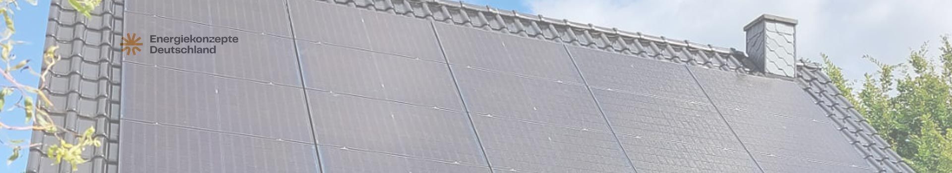 Solardach mit Logo von Energiekonzepte Deutschland