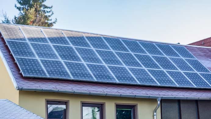Solarmodule und Dachflächen mit Reif an einem klaren Tag