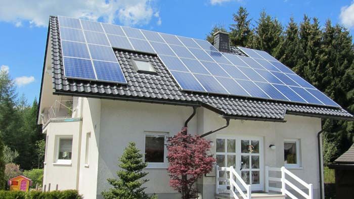 Herkoemmliche PV Anlage Auf Dem Satteldach.BcoIzJzl
