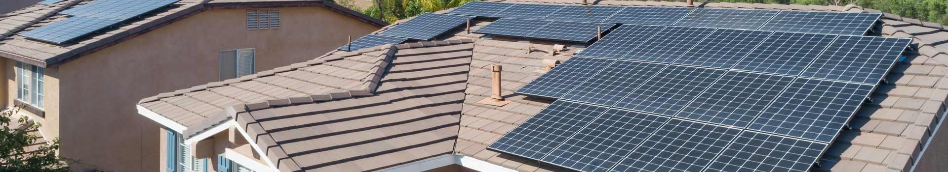Solarmodule auf geneigten Hausdächern