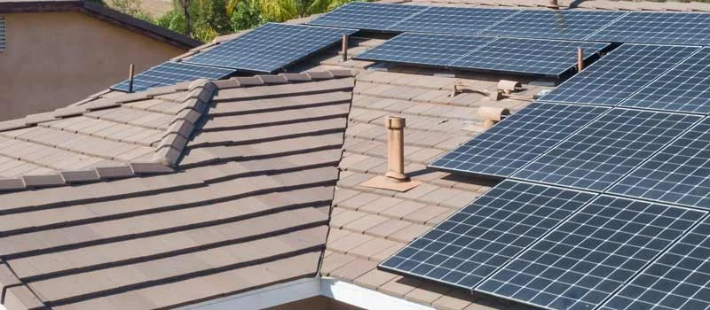 Solarmodule auf geneigten Hausdächern