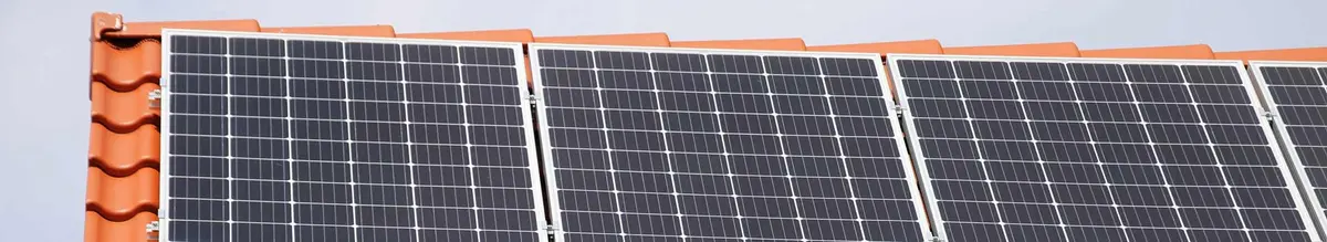 Solarmodule mit Aluminiumrahmen auf roten Dachziegeln