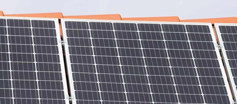 Solarmodule mit Aluminiumrahmen auf roten Dachziegeln