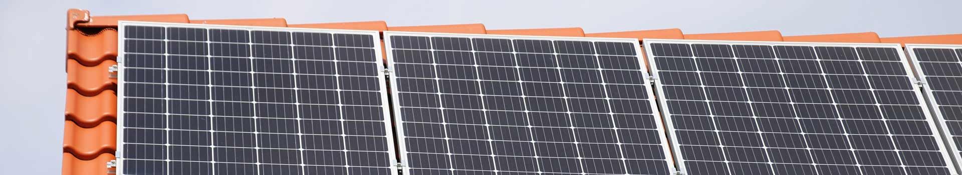 Solarmodule mit Aluminiumrahmen auf roten Dachziegeln