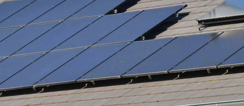 Dunkle Solarmodule auf einem geneigten Hausdach