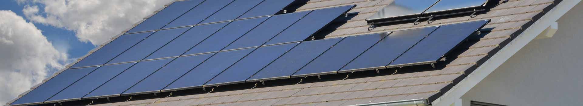 Dunkle Solarmodule auf einem geneigten Hausdach