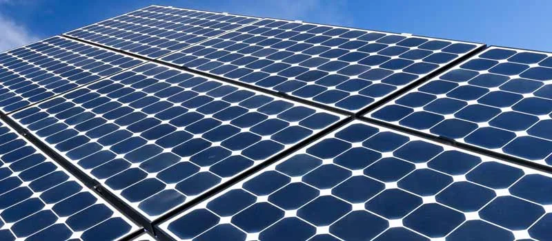 Nahaufnahme mehrerer Solarmodule vor blauem Himmel