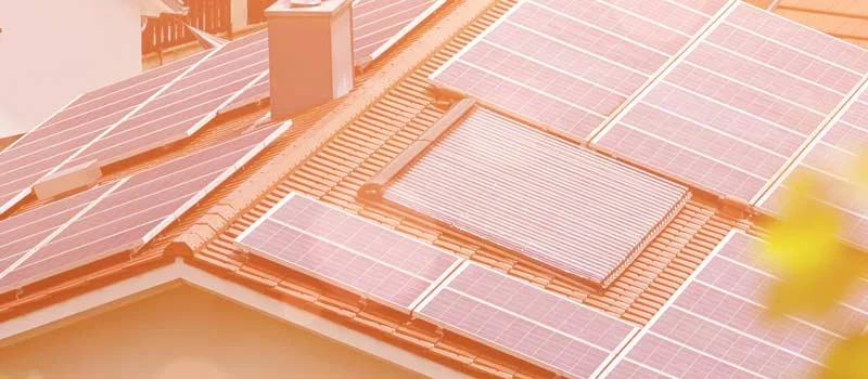 Solarmodule auf einem Hausdach im Sonnenlicht