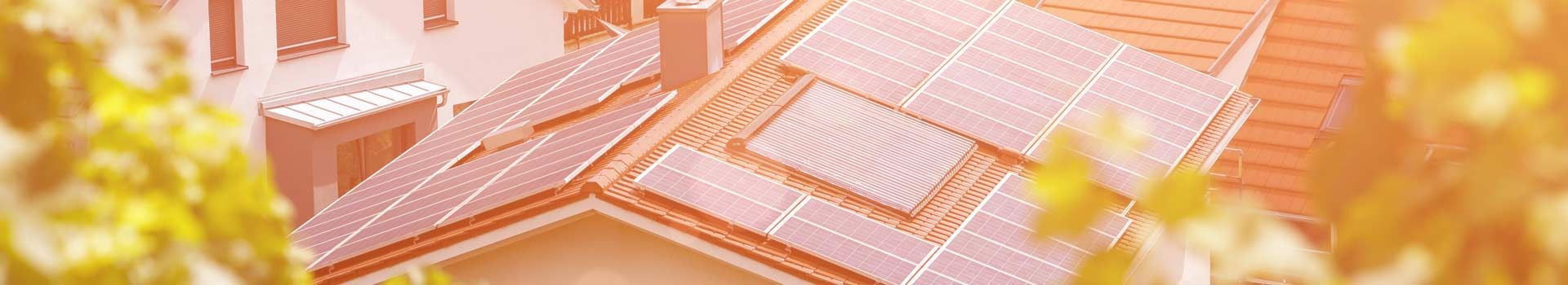 Solarmodule auf einem Hausdach im Sonnenlicht