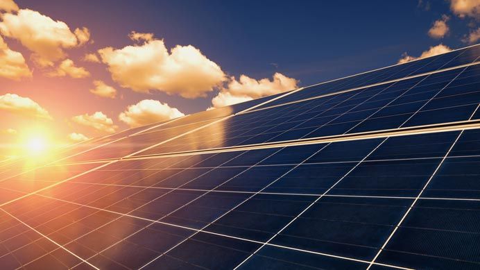 Sonnige Solaranlage.CQVQc3Wz