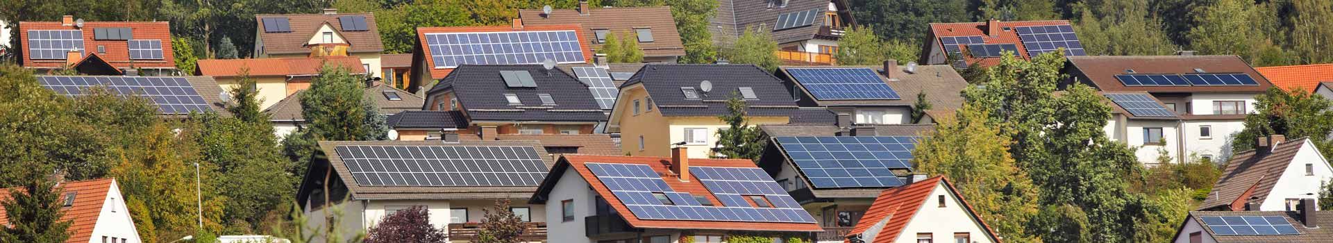 Viele Schraegdaecher Mit Photovoltaik Bestueckt.DrJanwun