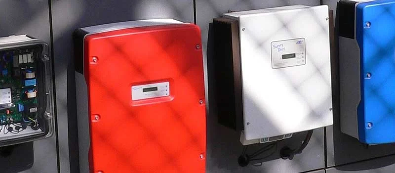 Ausgestellte Wechselrichter in unterschiedlichen Gehäusen