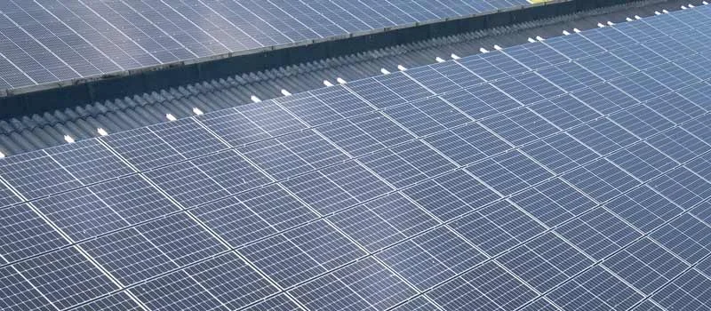 Photovoltaikmodule auf einem gewerblichen Schrägdach
