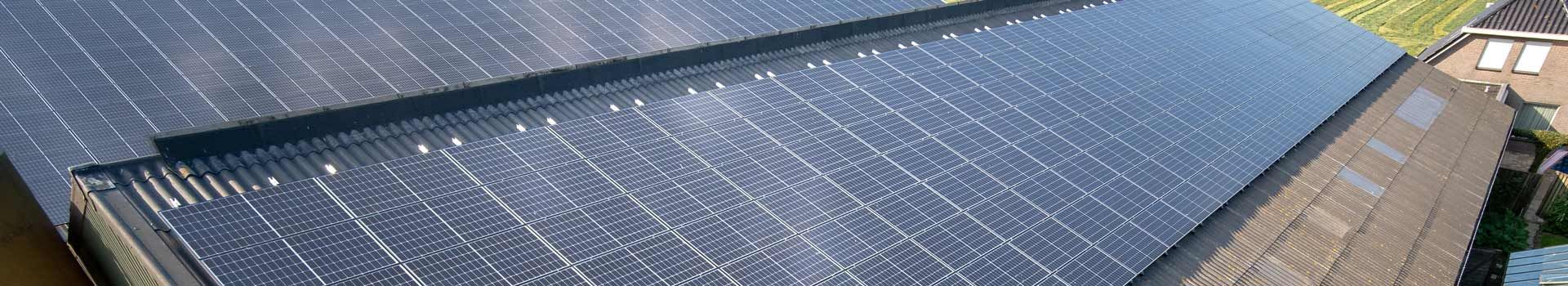 Photovoltaikmodule auf einem gewerblichen Schrägdach