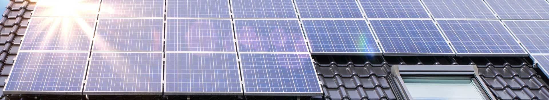 Solarmodule auf einem Ziegeldach mit ausgespartem Dachfenster