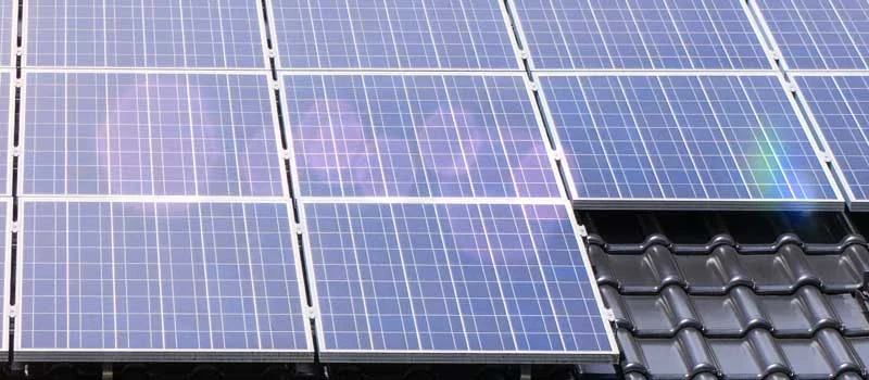 Solarmodule auf einem Ziegeldach mit ausgespartem Dachfenster
