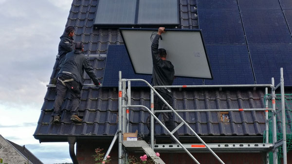 Team von Energieversum installiert Photovoltaikanlage